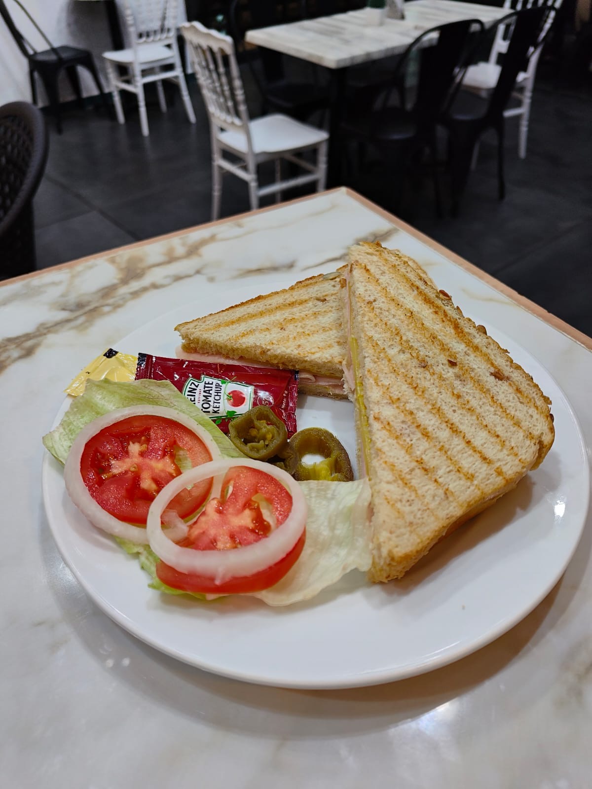 Sándwich de masa madre con pechuga de pavo y manchego